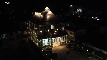 AIYARA Riverine Hotel Nakhon Phanom Отели рядом с достопримечательностью «Wat Phra in Plaeng»