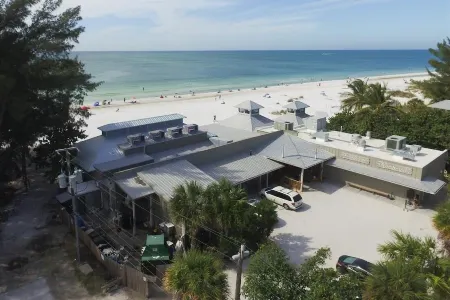 BEST LOCATION! NORTH END OF ANNA MARIA, FL STEPS TO BEACH & DINING - UPPER UNIT