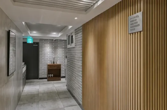 L hostel Отели рядом с достопримечательностью «Инсадонг»