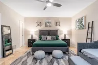 Luxury Oasis with Custom Pool and Sports Courts - Exquisite Palm Paradise