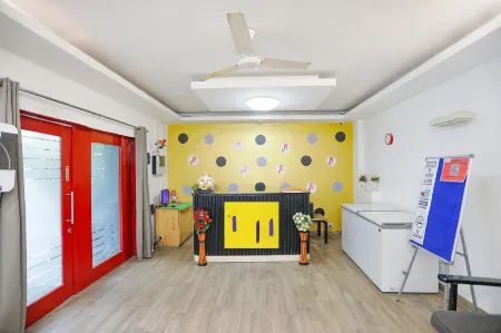 FabHotel F9 Sector 51 Отели рядом с достопримечательностью «Radha Krishan Park»