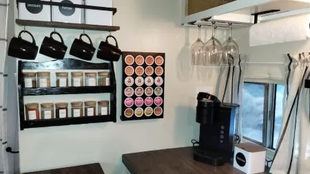 Vintage Restored Glamper - Unique Tiny Home w/ Plunge Pool & Patio Отели в г. Сент-Клэр