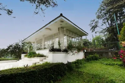 Lot449 Glass House Hotell i Leuwimalang