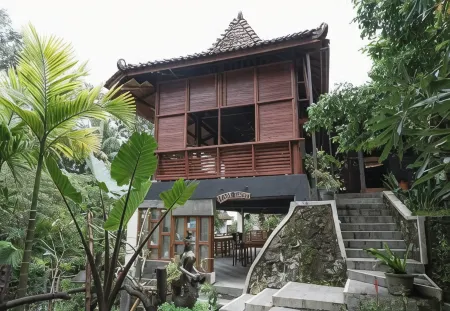 Kebon Krapyak Cottage Syariah by secoms Отели в г. Ngemplak