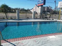 Howard Johnson by Wyndham Historic Lake Charles - Pools
