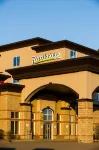 Radisson Hotel & Suites Fort McMurray - parking