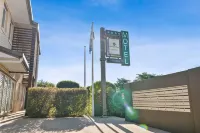 Emerald Inn by Travellers - parking