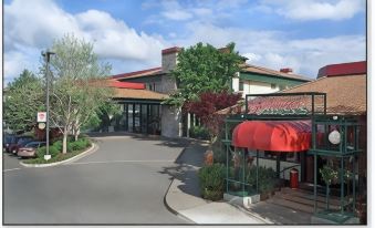 Rogue Regency Inn & Suites