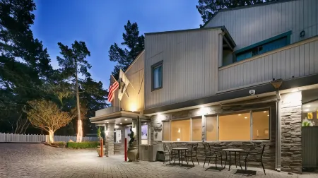 Best Western the Inn  Suites Pacific Grove Отели рядом с достопримечательностью «Асиломар Бич Вью»