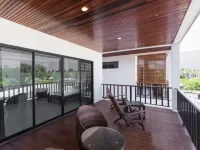 The Reef Hotel & Studios