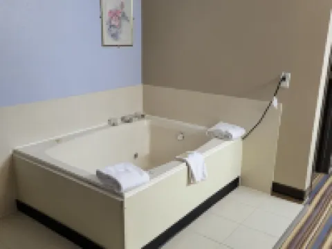 Super 8 by Wyndham Sullivan Hotels in Sullivan