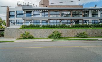 Estúdio em prédio com piscina SCA0108