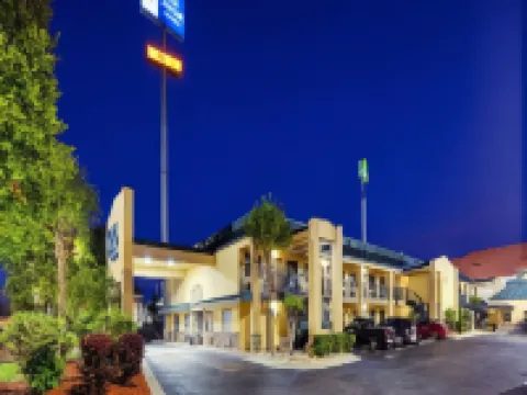 Best Western Inn  Suites of Macon マコンのホテル