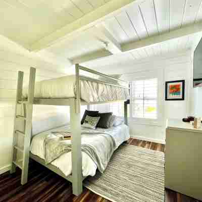 New to market 4-bedroom canal house with dock, close to restaurants and park Rooms