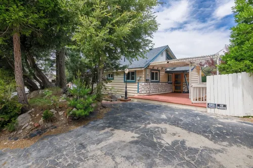 Serene 2 Bed 2 Bath Cabin with Hot Tub Nestled in San Bernardino Mountains