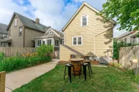 Brady St Retreat Front House - Sleeps 8 & Pets - บังกะโล