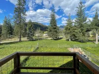 Charming 2-bedroom retreat Chalet Soleil au Lake Pend Oreille! 클라크 포크 호텔
