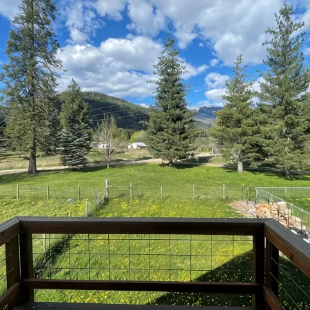 Charming 2-bedroom retreat Chalet Soleil au Lake Pend Oreille!