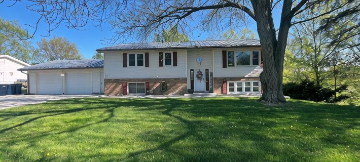Charming 3-Bedroom with Hot Tub Hotels in Rock County