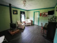 Old Fashioned 1930s Country Cottage Retreat in Plantersville - Near TX Ren Fest Hotels in Grimes County