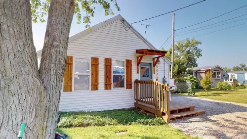 Waterfront 3 Bedroom Cottage w/Sunsets over Sandusky Bay