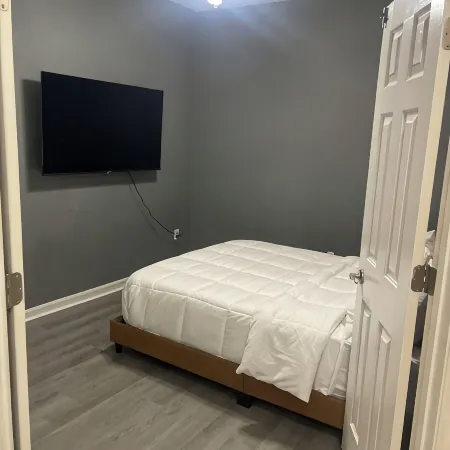 3-bedroom townhome in tranquil Delmar with WiFi, AC. Relax and unwind