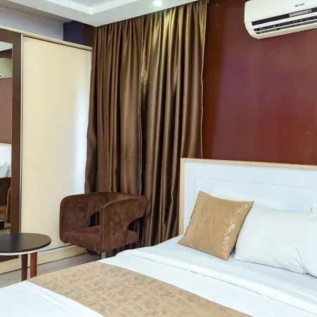 The Point Hotel & Suites