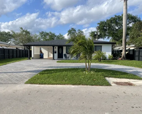 Clean and modern 2/2 pool home, only 7 min. to beach, walking distance to shops Hotels in Oakland Park