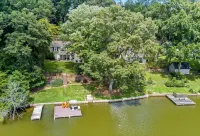 Experience Serenity on Broadway Lake in this beautiful 3 bedroom home - 4 ดาว