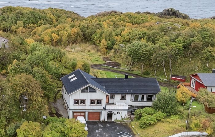 Lofoten Aurora House | Cozy & Private Stay with Fireplace