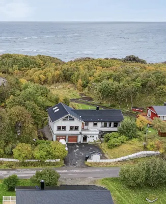 Lofoten Aurora House | Cozy & Private Stay with Fireplace