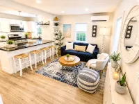 Entire cottage, walk to/from ferry & downtown, newly renovated, parking on site