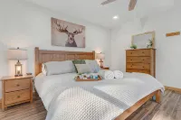 Huck's Hideaway - Mountain Views Near Rangeley! Pet Friendly!