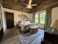 Peaceful Boho Retreat Nestled in the Woods – 5 Mins from Downtown - 3성급