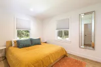 Adventure Ready Ranch Sleeps 10 & 0.7 mi to GB Main St. Wi-Fi + Hot Tub. - พร้อมWifi
