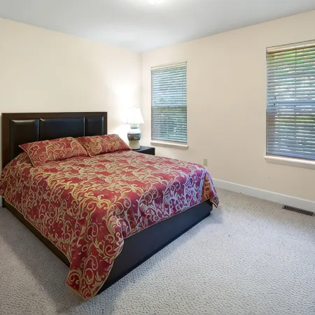 Huge 4bd Masthope retreat,hot tub game room,lake access,ski, Rain friendly deck