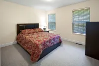 Huge 4bd Masthope retreat,hot tub game room,lake access,ski, Rain friendly deck