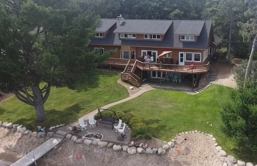 Beautiful lake home on the sandy south shores of Pelican Lake. - de charme