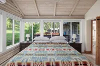 6-bed, 5-bath cabin with majestic view of Flathead Lake with AC - sleeps 20 - Chalets