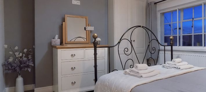 Three-Time Award Winning, Stunning 1700's Grade 2 listed cottage near Stonehenge Hotels in Salisbury