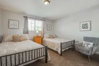 FLY AWAY HOME- Family Events, Famous Skiing, 2 story fully furnished house!