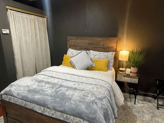 Willow Glen Getaway - Charming cottage with WiFi and Hot-tub