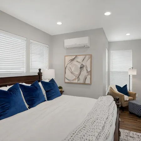 New 2 Bd Luxury Townhouse- King Bed, Downtown, near Hospital, Close to Wineries