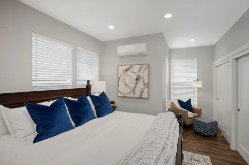 New 2 Bd Luxury Townhouse- King Bed, Downtown, near Hospital, Close to Wineries - 4-Star