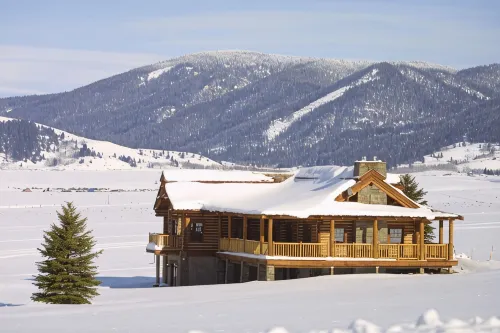 Beautiful Henrys Lake Log Cabin