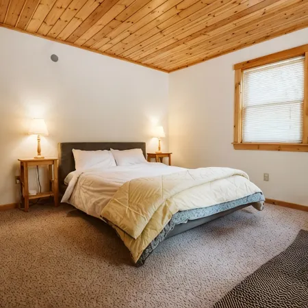 Family-friendly, Luxury Log Cabin Nestled in the Woods - 10 Mins to Sunday River