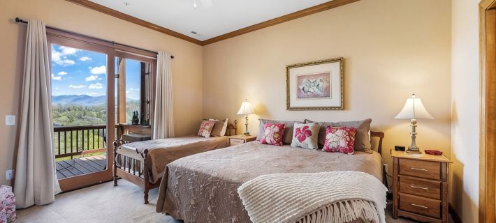 Relaxed Retreat with Premiere Location and Views, Only 6 Steps to Get In, Garage Hoteles en Condado de Swain