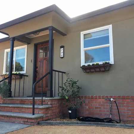 Upscale cottage: First block from the beach