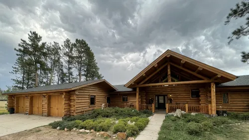 Grandpa’s Place. Exclusive, Stunning, Private Log Home. Firepit & Pond - Boutique