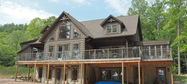 Luxurious log cottage with 600-feet of waterfront, 90 Acres. Hotels in Haliburton County